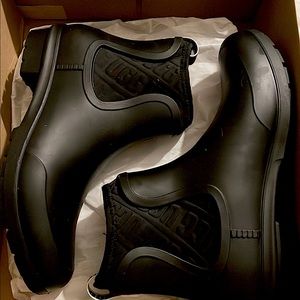 Ugh rain boots brand new , comes with box but is missing lid
